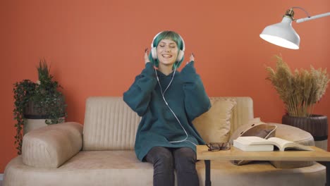 Happy-young-woman-listening-to-music-with-headphones.